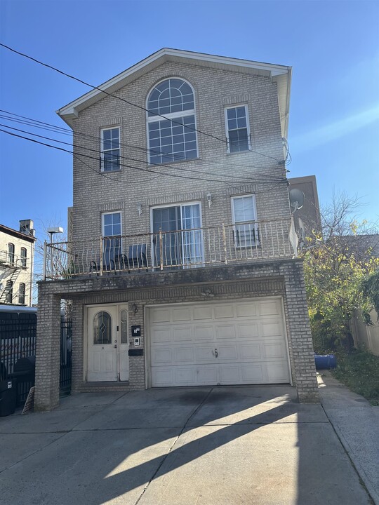 10 Corcoran St in Jersey City, NJ - Building Photo