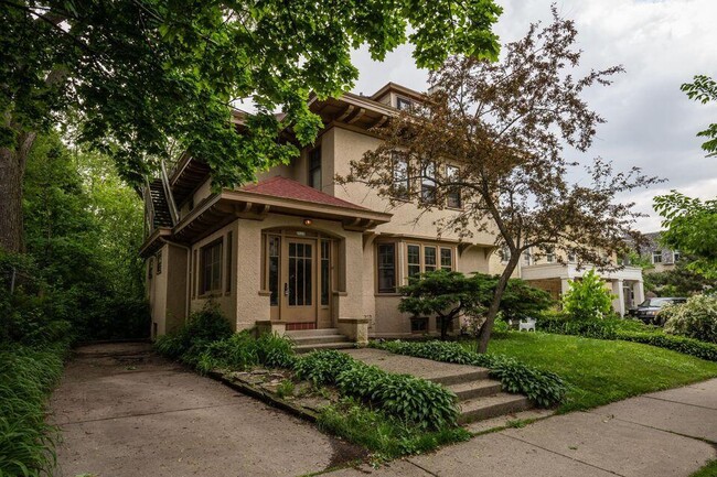 property at 2119 E Kenilworth Pl