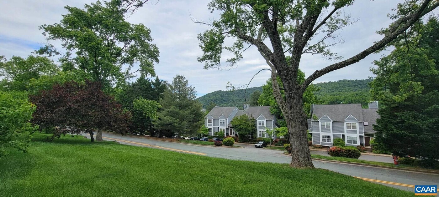 1256 Maple View Dr in Charlottesville, VA - Building Photo