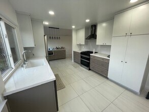 13161 Shalimar Pl in Del Mar, CA - Building Photo - Building Photo