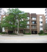 603 S River Rd, Unit 1L in Des Plaines, IL - Building Photo