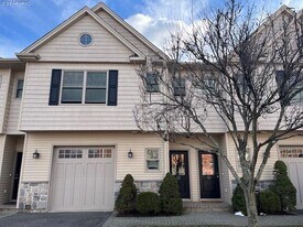 50 Sintsink Dr E in Port Washington, NY - Building Photo