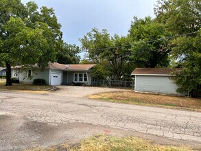 1000 E Walnut St in Hillsboro, TX - Foto de edificio - Building Photo