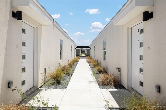1424 E Iris Ave in McAllen, TX - Building Photo - Building Photo