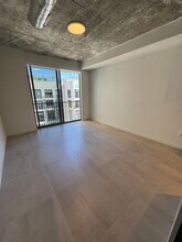 120 NW 31st St, Unit A2 in Miami, FL - Foto de edificio - Building Photo