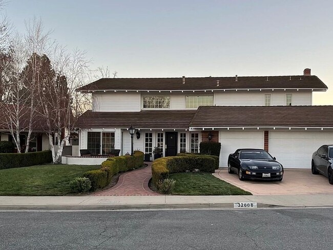 property at 32008 Foxmoor Ct