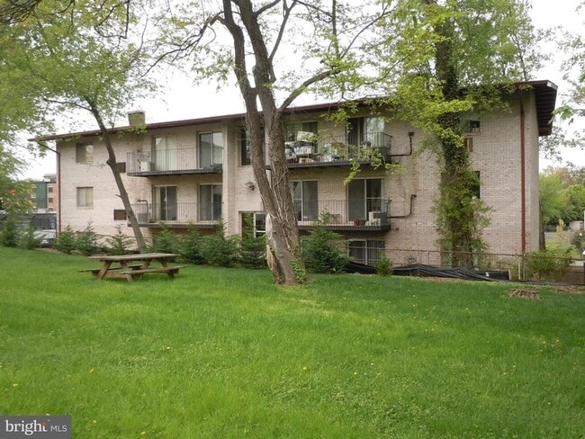 property at 2025 N Lincoln St
