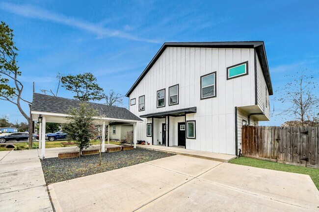 8305 Prairie View Dr in Houston, TX - Building Photo - Building Photo