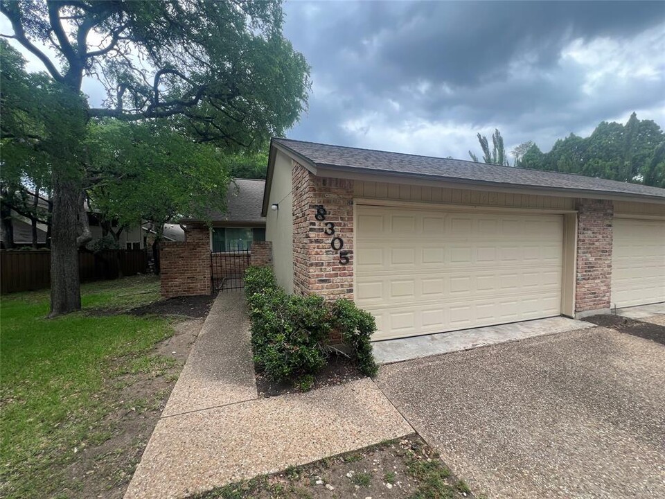 8305 Greenslope Dr in Austin, TX - Building Photo