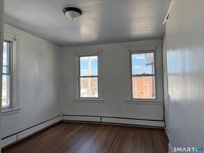198 Oak St in New Britain, CT - Building Photo - Building Photo
