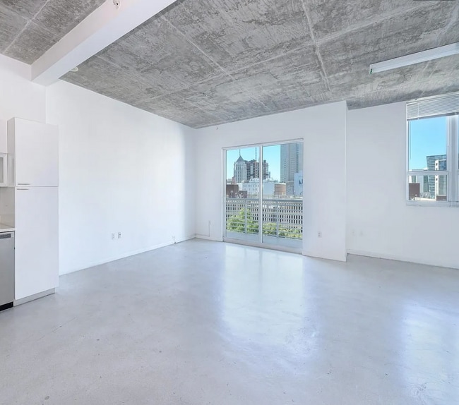 234 NE 3rd St, Unit 705 in Miami, FL - Foto de edificio - Building Photo
