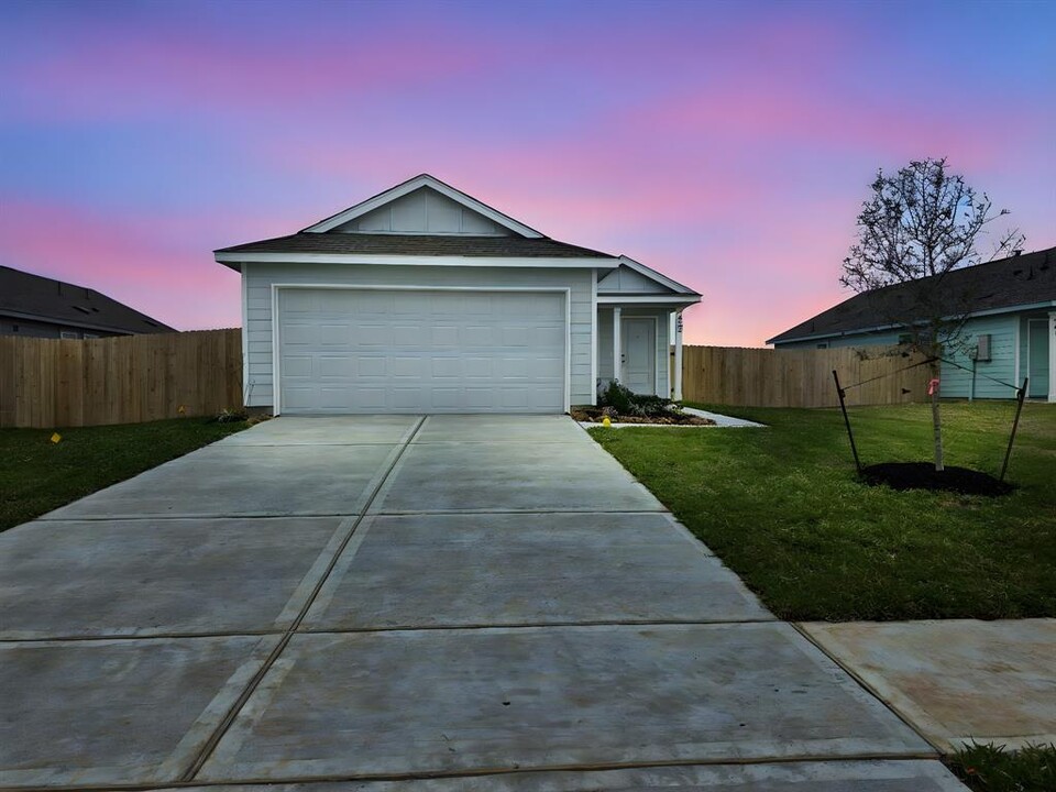 237 Dallas St in Angleton, TX - Building Photo