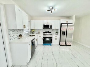 1783 Lauderdale Manor Dr in Fort Lauderdale, FL - Building Photo - Building Photo