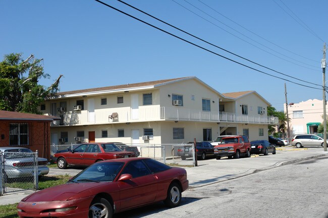 76 NW 17th Ct in Miami, FL - Foto de edificio - Building Photo