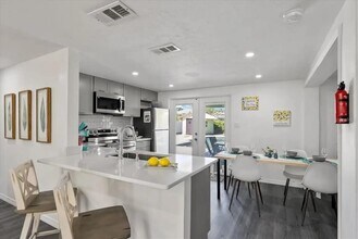 5332 Nutmeg Ave in Sarasota, FL - Building Photo - Building Photo