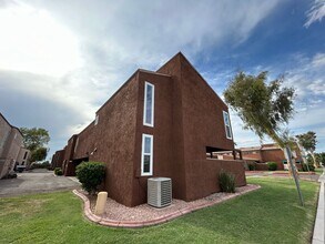2699 E Silk Oak Dr in Tempe, AZ - Foto de edificio - Building Photo