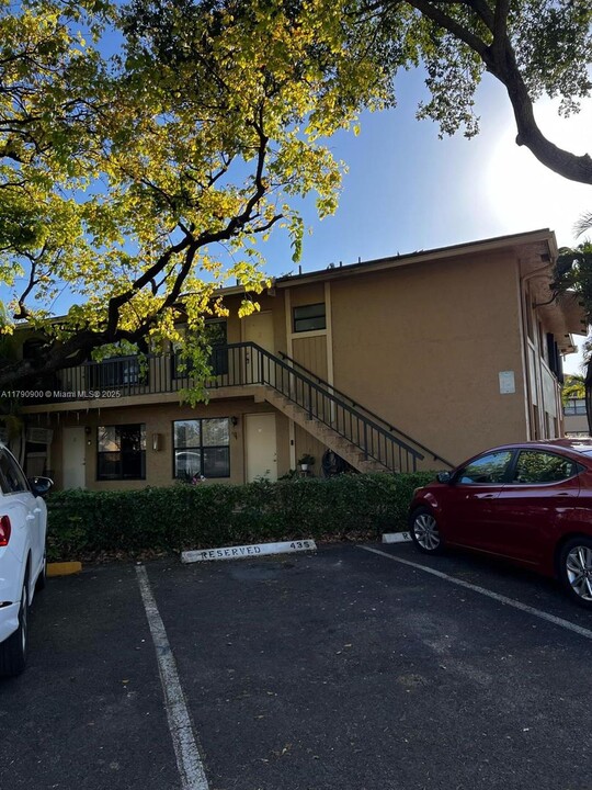 2610 W 67th Pl in Hialeah, FL - Building Photo