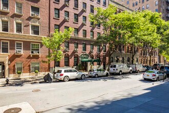 17 W 64th St in New York, NY - Building Photo - Building Photo