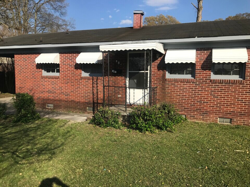 204 N Forbes St in La Grange, NC - Foto de edificio