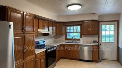 818 Cedar Springs Rd in Athens, TN - Building Photo - Building Photo