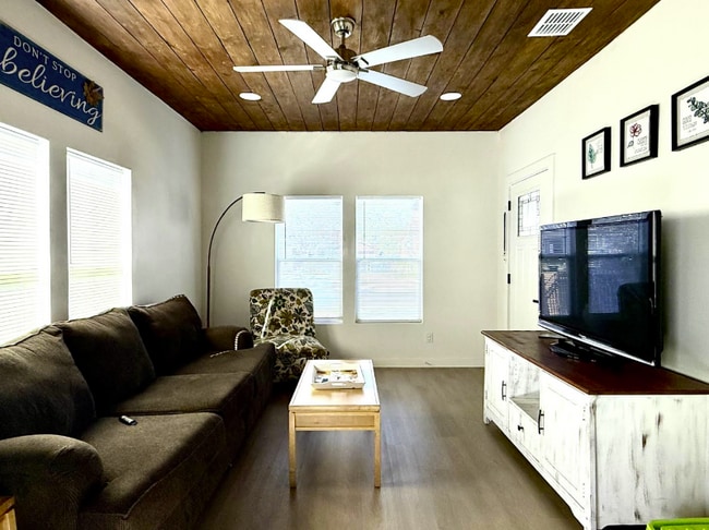 3224 W Houston St in San Antonio, TX - Foto de edificio - Building Photo