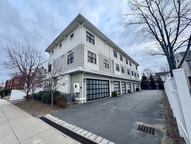 198 California St, Unit 3