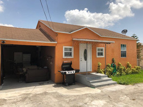 3527 NW 34th St in Miami, FL - Building Photo - Building Photo