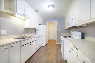 100 Artesian Way in Roman Forest, TX - Building Photo - Building Photo