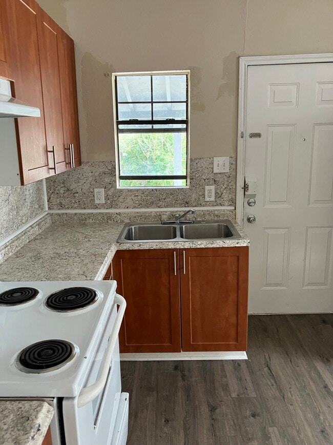 230 W Lee Ave in Kingsville, TX - Building Photo - Building Photo