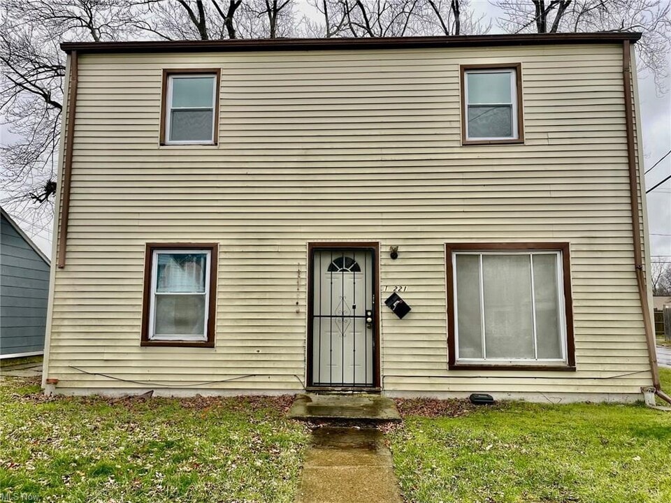 12221 Sobieski Ave in Cleveland, OH - Building Photo