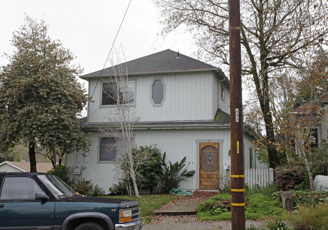 113 Upham St in Petaluma, CA - Building Photo - Building Photo