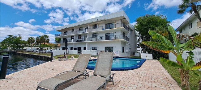 1900 Diana Dr in Hallandale Beach, FL - Building Photo - Building Photo