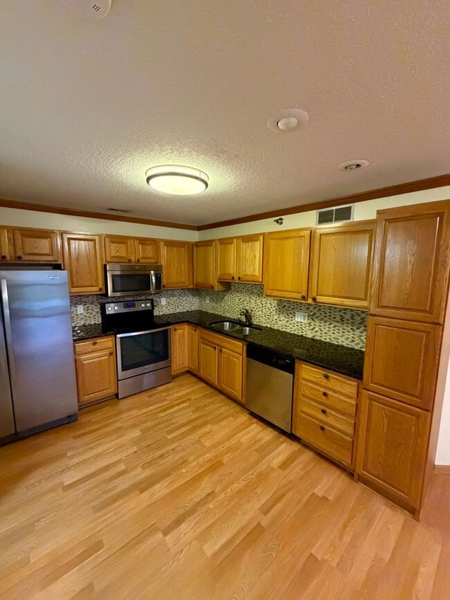 10141 Sutton Dr in Urbandale, IA - Building Photo - Building Photo