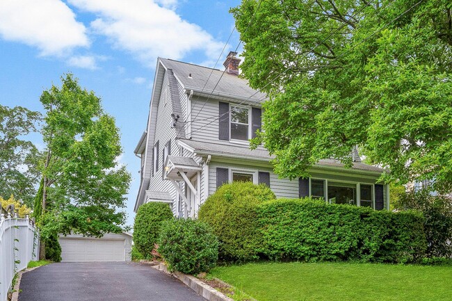 715 Old Post Rd in Mamaroneck, NY - Building Photo - Building Photo