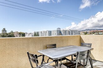 1561 S Barrington Ave in Los Angeles, CA - Foto de edificio - Building Photo