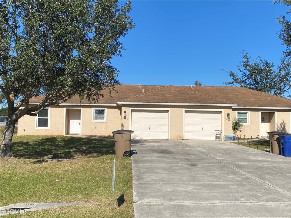 2411 Park Rd in Lehigh Acres, FL - Building Photo