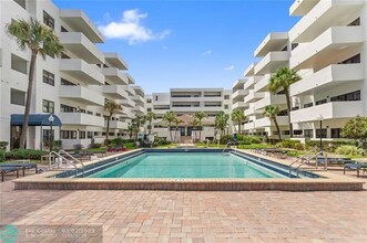 330 SE 20th Ave in Deerfield Beach, FL - Foto de edificio - Building Photo