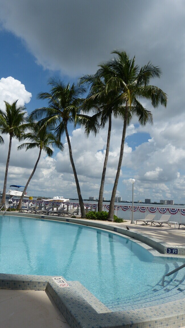 1865 79th Street Cswy, Unit 9N in North Bay Village, FL - Foto de edificio - Building Photo