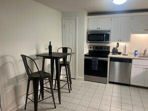 402 White Cedar Blvd in Portsmouth, NH - Building Photo - Building Photo