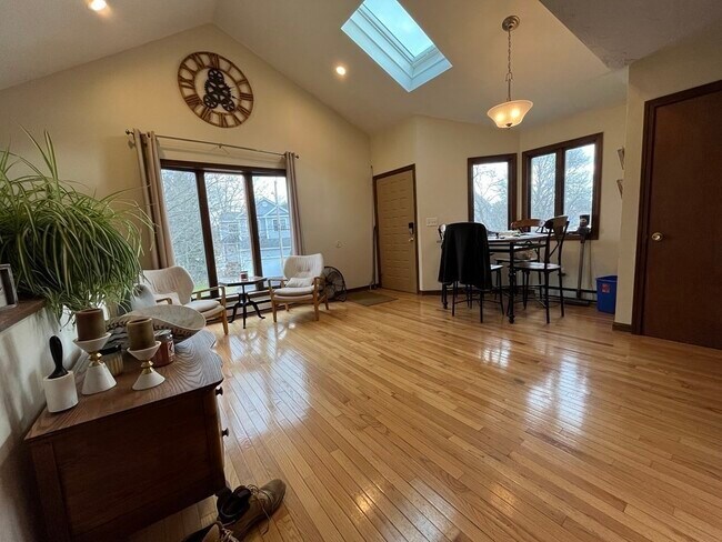 15 Burghardt St-Unit -B in Worcester, MA - Building Photo - Building Photo