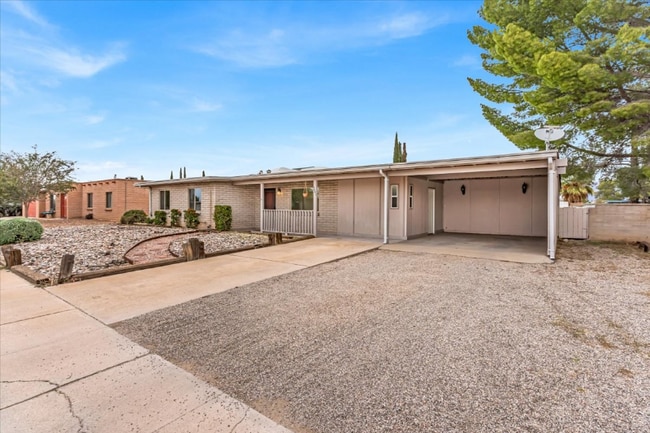 7651 E Mary Dr in Tucson, AZ - Foto de edificio - Building Photo