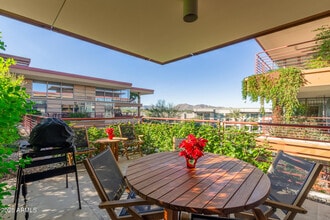 7131 E Rancho Vista Dr in Scottsdale, AZ - Building Photo - Building Photo