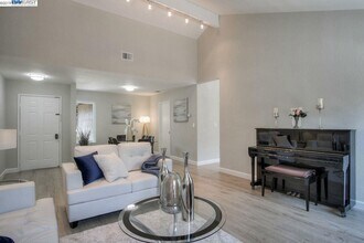 4542 Amiens Ave in Fremont, CA - Building Photo - Building Photo
