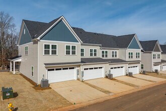 Marglyn Matthews in Matthews, NC - Foto de edificio - Building Photo