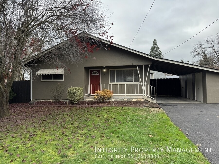 1218 Oak View Dr in Grants Pass, OR - Building Photo