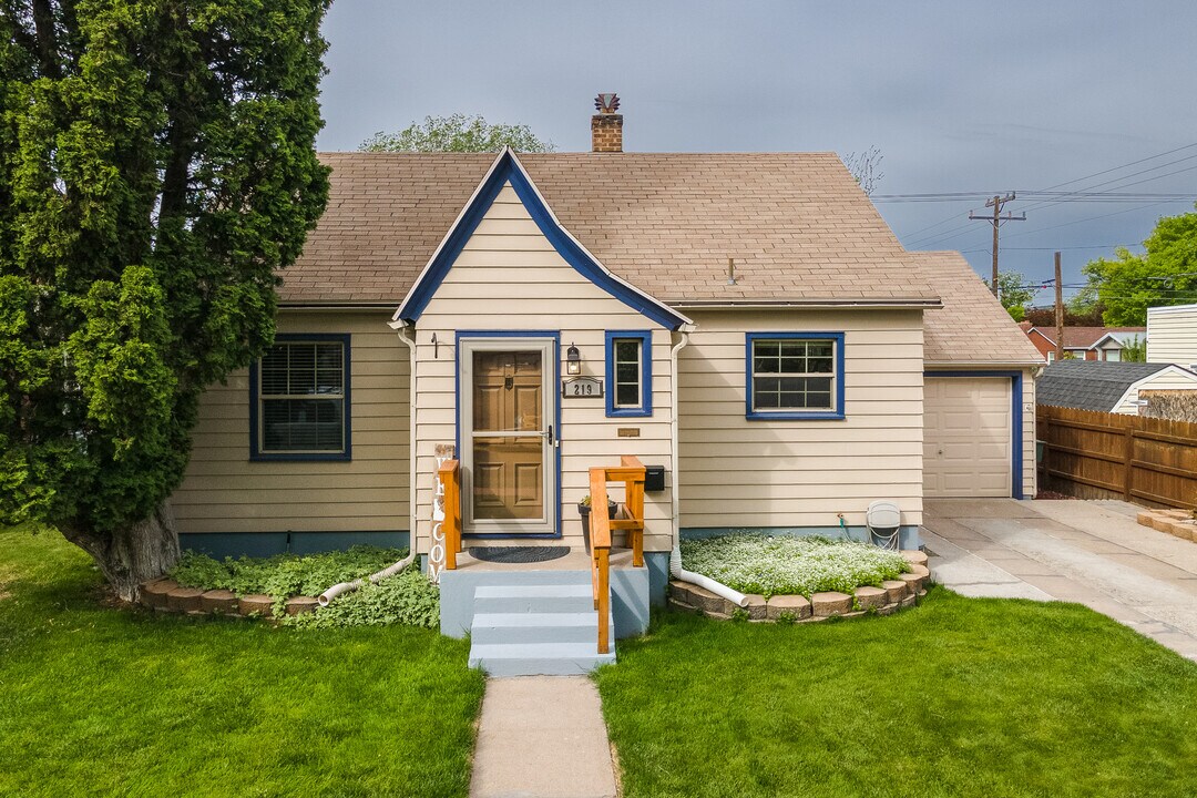 219 S 10th Ave in Pocatello, ID - Foto de edificio