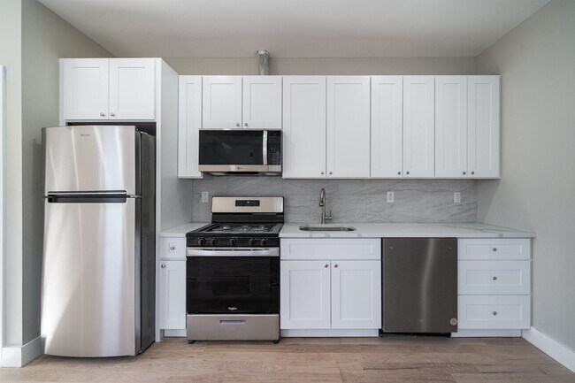 213 Academy St in Jersey City, NJ - Building Photo - Building Photo