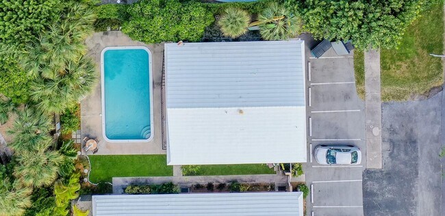 2031 SE 5th St-Unit -5 in Deerfield Beach, FL - Building Photo - Building Photo