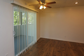 Park Cerritos Apartments in Stanton, CA - Foto de edificio - Interior Photo