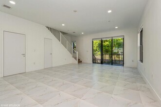 6151 SW 36th Ct in Miramar, FL - Foto de edificio - Building Photo